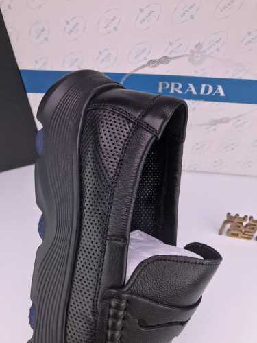 prad* 超轻减震底 超软小牛皮 功能鞋 超软头层小牛皮 色泽均匀 质感强烈，皮质柔软 韧性好 穿着舒适 功能底 柔软轻便 完美贴合脚掌 脚感极佳 真材实料