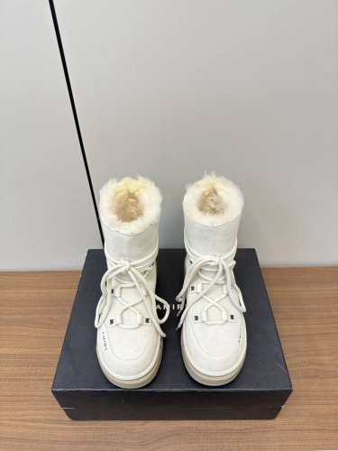 Amiri24ss秋冬新款圆头雪地靴！ 保暖羊毛休闲时装短靴！大幂幂同款首发！ 圆头系带设计更显腿细 鞋口的毛毛不多但是足够可爱 鞋底是防滑的 有时候穿雪靴踩雪