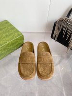 出厂价p p Gucci 25Ss 春夏新款 复古大头包头拖， 勃肯拖第一眼看到这个鞋子感觉不起眼，没有过多的装饰很简单 但带有点复古味呆萌可爱随意搭配都好看脚