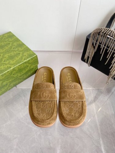 出厂价p p Gucci 25Ss 春夏新款 复古大头包头拖， 勃肯拖第一眼看到这个鞋子感觉不起眼，没有过多的装饰很简单 但带有点复古味呆萌可爱随意搭配都好看脚