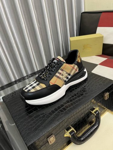 出厂价Pp： 巴宝莉 独特现代风运动鞋。休闲乐福原版皮 羊里 拒绝脱色磨脚 鞋底：原厂特供原版底，超酷 系带走路都带风风格设计 超舒服耐磨原版底 。就好像实物拍