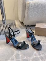 出厂价 Christian Loubouti* 新款红底高跟凉鞋 流畅的曲线勾勒曼妙风情 尽显性感风姿 万年经典款 鞋面牛皮 原版开模钻扣 内里垫脚羊皮 原版进