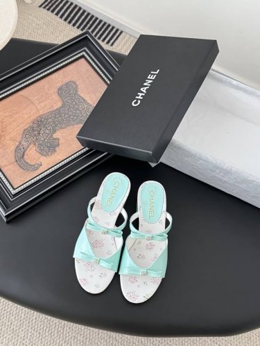 Chanel 2025p新款蝴蝶结凉鞋 小方跟秒增高 走路很稳很舒适 上脚超级显瘦显白 显气质 气场狠狠拿捏 夏天日常出行 妥妥仙女鞋 鞋面牛皮 内里羊皮 真皮
