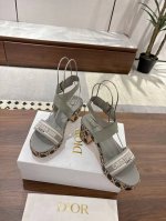 迪奥 Dior 2025 春夏新款 Attitude 拼色交叉带坡跟女鞋 Cd字母Logo厚底圆头露趾凉拖鞋 材质:小牛皮加一比一刺绣鞋面+水染羊皮垫脚内里+原