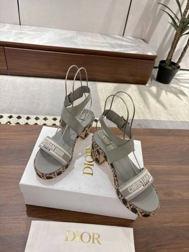 迪奥 Dior 2025 春夏新款 Attitude 拼色交叉带坡跟女鞋 Cd字母Logo厚底圆头露趾凉拖鞋 材质:小牛皮加一比一刺绣鞋面+水染羊皮垫脚内里+原
