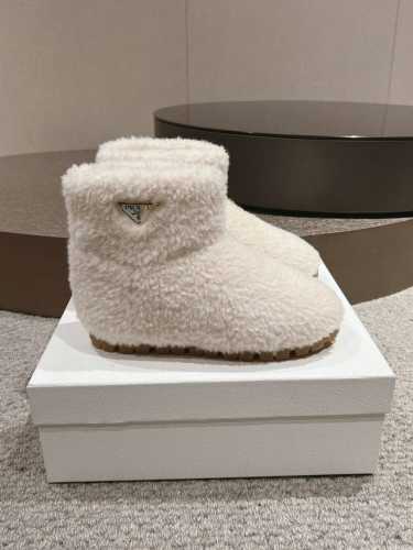出厂P 。普拉达Prada 王炸款 雪地靴 滑雪靴 好看可爱到爆炸 →_→来自 Prada限定系列，别具一格。编织毛的面料 打造理想的柔软度 短筒版型，在都市或
