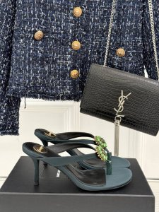 saint Lauren*Ysl圣罗兰经典 25Ss春夏新品水钻人字拖鞋 精致时髦精必备单品 鞋面采用原版定制皮料 内里踮脚混种羊皮 跟高 8Cm 意大利进口真