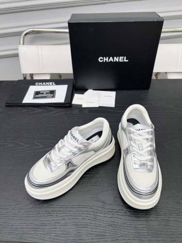 出厂 Chanel 香奈儿 早春度假系列 最新款休闲运动鞋 银白，金白，银灰，黑红！无敌漂亮又好穿 非常轻便，内里也是超级软，超级舒服，鞋面透气设计，配色高级耐