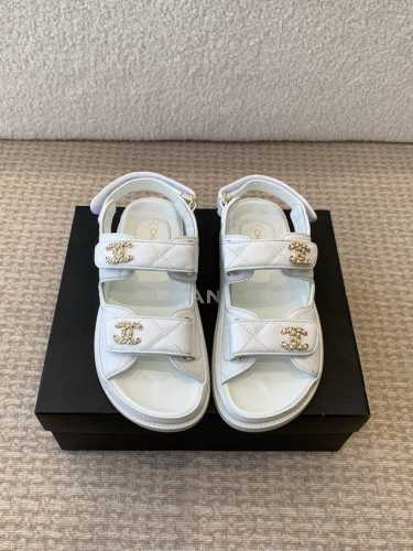 拖鞋 凉鞋CHANEL 25ss 春夏沙滩拖鞋 凉鞋 系列 香奈儿 国内国外专柜断货王，找遍国内专柜心心念念终于到手第一眼开箱看到实物让我太惊讶了，太喜欢了呼吁