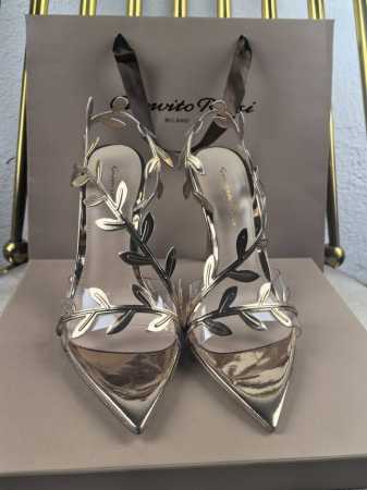 厂批 吉安维托 罗西 Gianvito Rossi 最新蔓藤月桂叶跟鞋 10.5 8.5 5.5Cm 露趾凉鞋搭配细高跟，性感而精致。 吉安维托 罗西 Gian - 点击图像关闭