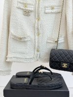 厂价 chane* 小香25p春夏新品 秀场双C夹脚人字拖 夏天的人字拖莫名让人感到自由 鞋面镶嵌了双C标志 太精致了 也太好看了吧 上脚超秀气显白 鞋面选用原