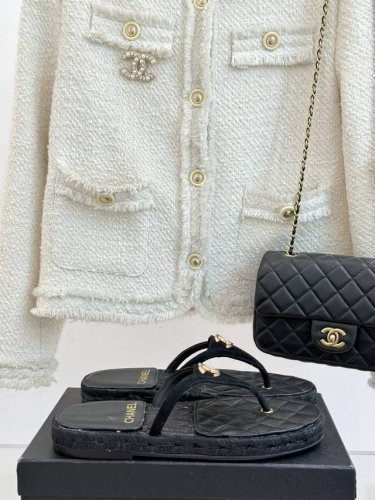 厂价 chane* 小香25p春夏新品 秀场双C夹脚人字拖 夏天的人字拖莫名让人感到自由 鞋面镶嵌了双C标志 太精致了 也太好看了吧 上脚超秀气显白 鞋面选用原
