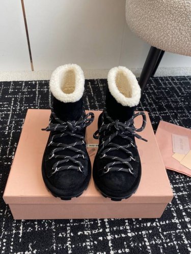MiuMiu 缪缪2024ss秋冬走秀款 绑带羊毛小短靴雪地靴毛毛鞋 经常出现在各大时装杂志封面 各路明星、小红书博主都有钟爱 搭配绑带设计更显优雅，上脚尤为惊