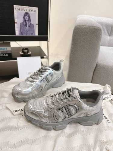 这款dior Vibe#迪奥运动鞋融入 Dior 的高订精神，重新诠释经典跑鞋。搭配深蓝色 Oblique 印花科技面料、网眼织物和透明橡胶镶片，打造对比鲜明的
