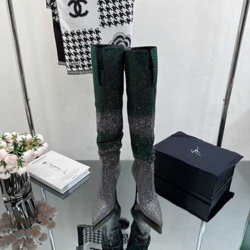 Giuseppe Zanotti 秋冬新款 金属松垮及膝靴 朱塞佩 萨诺第 Giuseppe Zanotti 以自由设计师身份开始和一些手工鞋匠合作，很快，他的