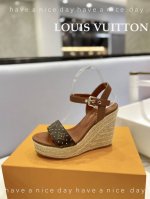 价格 Louis Vuitton 2024 走秀 款厚底凉鞋 香港原版购入一比一开模 今年的款式比去年增加了老花原素 显得更为大牌 老花元素面款 内里垫脚全羊皮