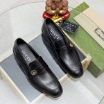 GUCCI 古奇 里 爆款豆豆鞋顶端品牌奢侈，顶级～质量 ，最新時尚豆豆鞋 ..鞋面選用原版头层牛皮制造. 皮内里 。原版个性时尚柔软橡膠耐磨防滑大底，上脚轻巧
