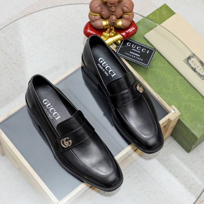 GUCCI 古奇 里 爆款豆豆鞋顶端品牌奢侈，顶级～质量 ，最新時尚豆豆鞋 ..鞋面選用原版头层牛皮制造. 皮内里 。原版个性时尚柔软橡膠耐磨防滑大底，上脚轻巧