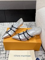 顶级版本Louis Vuitton 路易威登 25春夏尖头高跟鞋鹰嘴小尖头搭配镂空皮条小方扣可调节松紧，Lv五金 “logo”饰以点缀，细节质感特别的高级！犀利