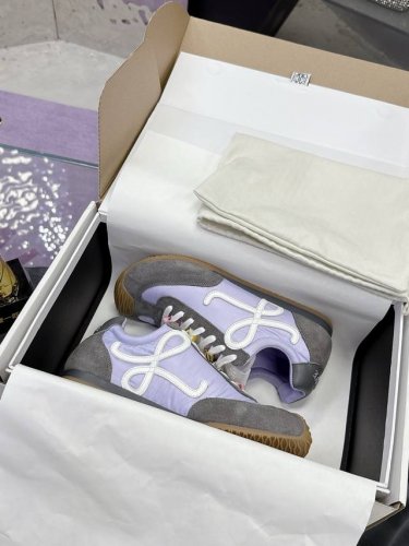 工厂p价p： 扣子10 火爆情侣款 罗意威Loewe 2025 Ballet Runner2.0 新款芭蕾舞鞋 超级棒 不对称鞋头造型，作为Loewe的标志性设