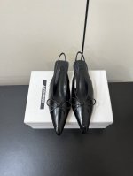 小众 Jacquemus 25 Aw 尖头小猫跟单鞋 近期热门单品 这双很时髦啦 各大网红上脚 搭配度满分 原版开发制作 匠心开发 原版定制开边珠牛皮 羊皮内里