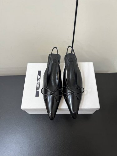 小众 Jacquemus 25 Aw 尖头小猫跟单鞋 近期热门单品 这双很时髦啦 各大网红上脚 搭配度满分 原版开发制作 匠心开发 原版定制开边珠牛皮 羊皮内里