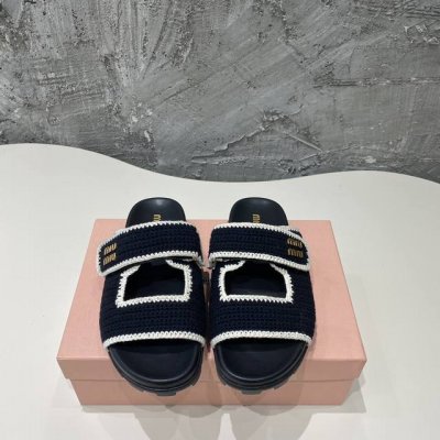 Miumiu缪缪两带魔术贴 编织 厚底 平底 拖鞋 顶级版本 春夏新款拖鞋凉鞋系列 巴黎时装周最新走秀款 复古高级 舒适度与时髦度并存的开挂全新系列 设计搭配不