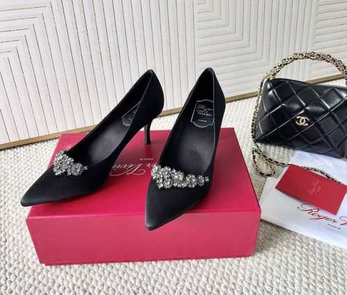 Roger Vivier RV维维亚25年早春新款 Efflorescence系列流星钻扣尖头平底高跟单鞋真丝黑 格力特银跟高:6.5cm 平底正码:35-39