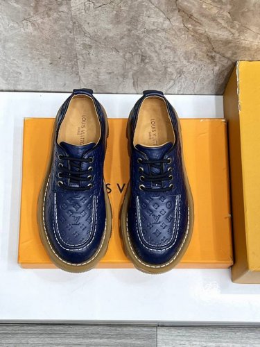 路易威登#系列最新运动鞋 品质再次升级、细节超赞 简直不要太好看！官网开售十分钟立刻抢光光的款。 Tpu大底、模具费2W+ 质感媲美原版 垫脚聚米微料加透气英伦