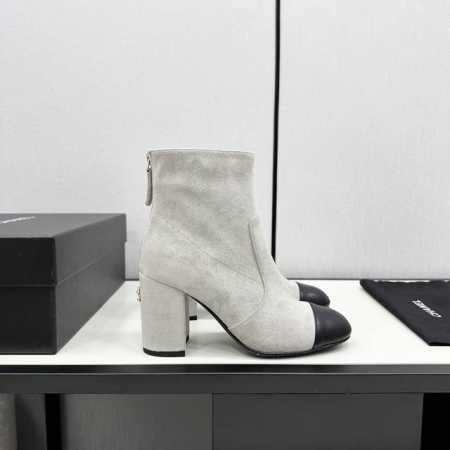 CHANEL｜小香秋冬经典款弹力靴 全网最好穿的一款靴子 脚感很舒适 皮质超级柔软 尤其颜色主打秋冬它的出现就是焦点， 秋冬衣橱中任意场合都适用百搭单品！ 鞋面 - 点击图像关闭