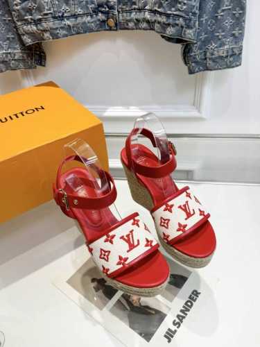 出厂 Louis Vuitton 最新走秀款厚底凉鞋 香港原版购入一比一开模 今年的款式比去年增加了新原素 显得更为大牌 皮面款采用原版小牛皮 内里垫脚全羊皮