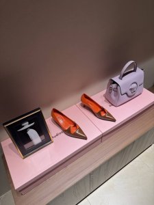 PRADA 普拉达25走秀尖头猫跟单鞋必须夸一下这双小猫跟挺高级的 酷中带点小性感！鞋面采用进口开边珠牛皮内里垫脚进口小羊皮 意大利进口牛皮大底跟高：5.5cm