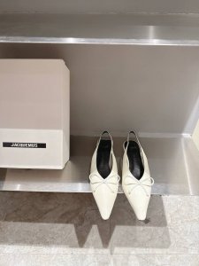 jacquemus 25S春夏新款 简易蝴蝶结尖头小猫跟后空凉鞋 小方头搭配蝴蝶结设计 新颖时尚大方，性感不失优雅，很显脚部线条，附有骨感美的视觉效果，非常百搭