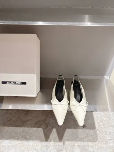 jacquemus 25S春夏新款 简易蝴蝶结尖头小猫跟后空凉鞋 小方头搭配蝴蝶结设计 新颖时尚大方，性感不失优雅，很显脚部线条，附有骨感美的视觉效果，非常百搭