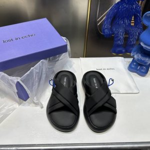橙子出厂价 小众品牌 lost in echo 交叉厚底面包拖鞋 拖鞋的外型时尚感满满，简约大气 非常有创意的毛绒元素，搭配酷酷的军绿色，整体风格 蓬松且有厚度