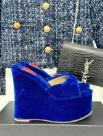 厂价 Alaia｜阿莱亚24S爱心厚底拖鞋 满满的少女风 既摩登又复古的味道 非常的简约大气 不管是半身裙 连衣裙还是牛仔裤 它都能成为点睛之笔！ Go 材质：