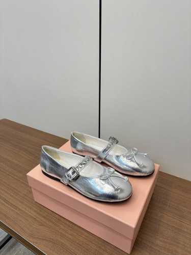 Miu Miu 缪缪 25Ss 早春新款 玛丽珍芭蕾舞鞋 P330 缪家以芭蕾的灵动意韵融于日常. 以现代笔触刻画舞鞋经典轮廓！ 超软的摔纹漆皮质款芭蕾舞鞋.
