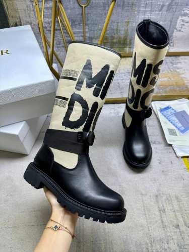 最新爆款靴，暖褐色科技帆布面料黑色Miss Dior图案印花，搭配黑色牛皮面料，羊皮内里垫脚，35-42码，厂价：