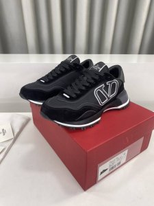 冲量价: Valentino华伦天奴 新款休闲鞋 阿甘鞋 运动鞋 最新走秀爆款，杨洋，张艺兴 关晓彤等众多明星同款，鞋面滴胶压花工艺，超大Lg彰显奢侈霸气，美不
