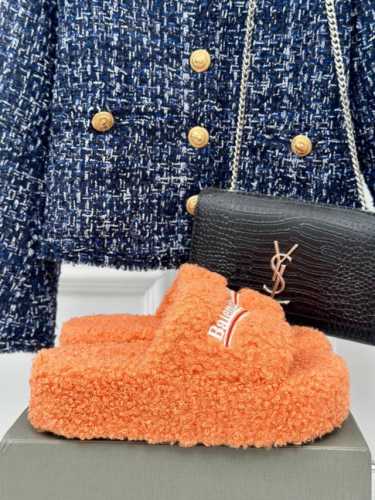 厂价 Balenciaga｜巴黎世家24S新品字母刺绣泰厚底迪毛毛拖鞋 独家正确版本、原版开发、时尚圈内各大网红明星又在拼命种草的款式。火爆整个ins！又是一个