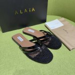 alaia 阿莱亚 2025Ss 春夏新款 人字拖凉鞋 渔网交织皮革，融入人字拖设计。漆皮细节映衬渔网鞋面，于步履间释放摩登张力。 面料：漆皮 内里垫脚：羊皮