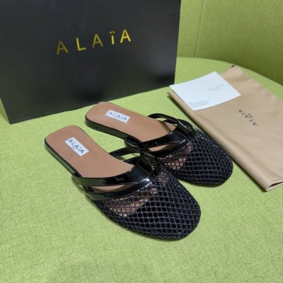 alaia 阿莱亚 2025Ss 春夏新款 人字拖凉鞋 渔网交织皮革，融入人字拖设计。漆皮细节映衬渔网鞋面，于步履间释放摩登张力。 面料：漆皮 内里垫脚：羊皮