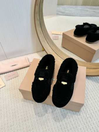 Miumiu 缪缪2024Ss秋冬新款 钱币驾车鞋加毛乐福鞋毛毛鞋 这款永不过时的反绒皮驾车鞋饰有硬币与压花miu徽标，彰显别具一格的经典格调。鞋头盖点缀皮革饰 - 点击图像关闭