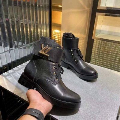 Louis. Vuitton 专柜主打款巴黎时装周走秀系列爆款 纯正1:1打造金色铆钉 可以360度旋转的Logo每个特点都让人着迷 明星大咖对她更是爱不释手