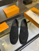lv 经典男士商务乐福鞋 经典款方头精致鞋头 极致艺术 全鞋采用进口牛皮 精挑细选 毛孔细腻 质感柔软 韧性强耐穿不易变形，本色小牛皮内里，柔软舒适，吸汗透气。