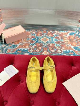 miumiu缪缪春夏最新走秀款玛丽珍休闲鞋 运动小白鞋 国内外博主刷爆的一款，小红书种草系列，复古又时髦上脚美炸了 简约的运动板鞋设计，极具辨识度的鞋舌，打造佛 - 点击图像关闭