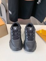 出厂价p 男加10Lv 路易威登 L家驴牌 厚底 休闲 情侣运动鞋 以光滑牛皮革塑造考究设计 可轻松融入各式造型 瞩目 Lv 字母标注鞋侧 轻盈橡胶外底点缀 V