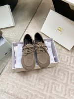 出厂 The Row新品中性复古简约乐福鞋绑带单鞋 方头设计确保长时间穿着的舒适性 无论是搭配休闲装还是正式场合 它都能为你的造型增添一丝优雅与别致 为你带来时
