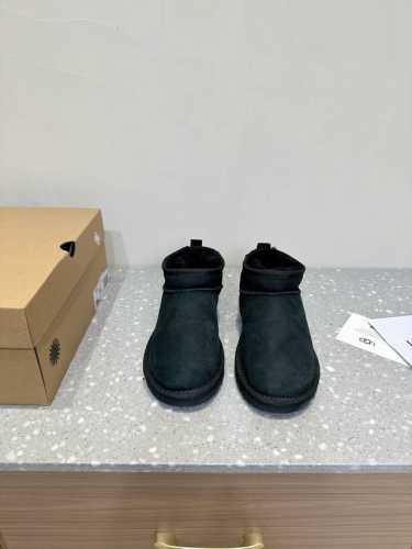 UGG 油叽叽 秋冬新款 毛毛鞋 棉鞋 真的是必须人手一双！慵懒随性的代表 穿搭上脚真的很高级 上脚包裹感超nice 很舒服，懒人必备，可以搭配衣柜里所有冬天的