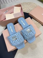 Miumiu 缪缪新款拖鞋 高品质闭眼入 超好穿搭 采用羊皮鞋面 人工缝线褶皱 羊皮垫脚内里更加柔软舒服 小字母五金Mlu Mlu 原版真皮大底 约1.5Cm